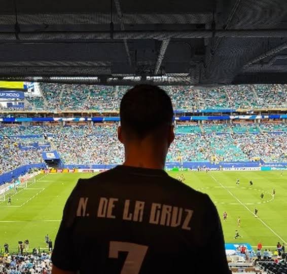 Suárez veste camisa de De La Cruz em jogo do Uruguai